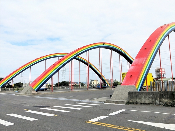 洋仔厝溪彩虹橋：【彰化市景點】洋仔厝溪彩虹橋~三道永遠都不會消失的彩虹lG美拍
