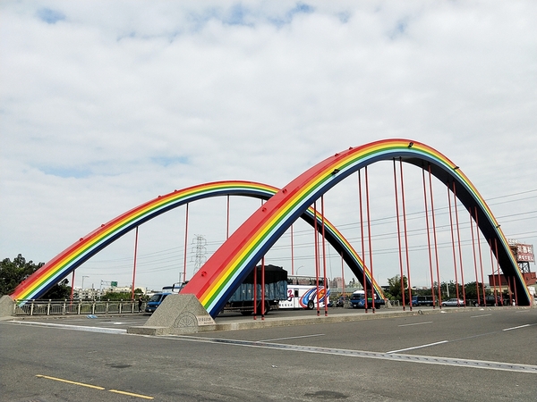 洋仔厝溪彩虹橋：【彰化市景點】洋仔厝溪彩虹橋~三道永遠都不會消失的彩虹lG美拍
