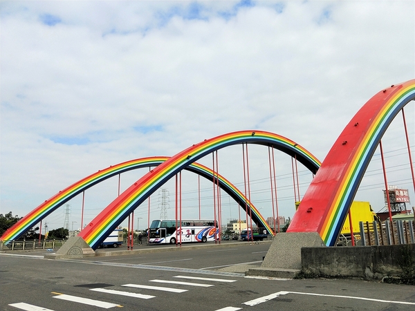 洋仔厝溪彩虹橋：【彰化市景點】洋仔厝溪彩虹橋~三道永遠都不會消失的彩虹lG美拍