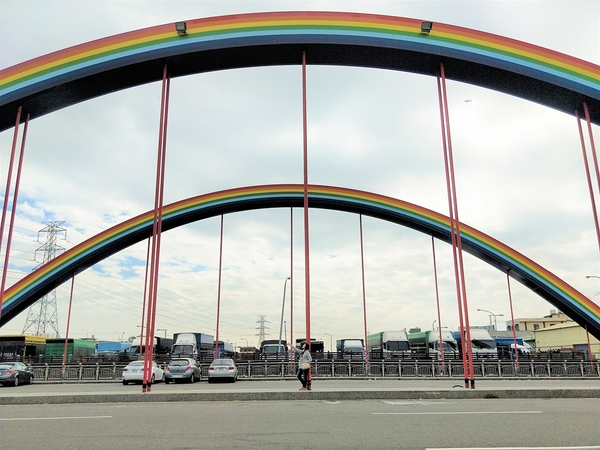 洋仔厝溪彩虹橋：【彰化市景點】洋仔厝溪彩虹橋~三道永遠都不會消失的彩虹lG美拍