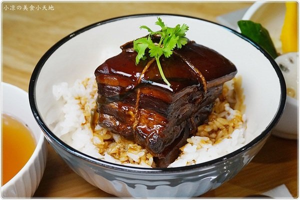 今咖啡Jingcoffee:台中東區』今咖啡║隱藏巷弄老宅新風貌,LOFT風格咖啡館,手作功夫菜東坡肉、煲湯顛覆傳統,驚艷登場!