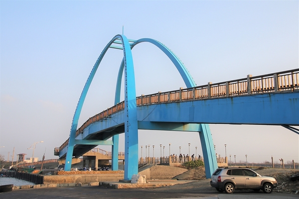 王者之弓橋：【彰化芳苑景點】王者之弓橋~藍色橋身的拱橋，能觀賞膠筏、漁船等漁港風光，夕照拍攝的熱門景點