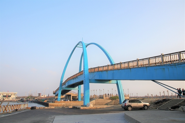 王者之弓橋：【彰化芳苑景點】王者之弓橋~藍色橋身的拱橋，能觀賞膠筏、漁船等漁港風光，夕照拍攝的熱門景點