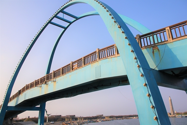 王者之弓橋：【彰化芳苑景點】王者之弓橋~藍色橋身的拱橋，能觀賞膠筏、漁船等漁港風光，夕照拍攝的熱門景點