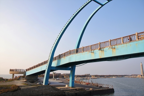 王者之弓橋：【彰化芳苑景點】王者之弓橋~藍色橋身的拱橋，能觀賞膠筏、漁船等漁港風光，夕照拍攝的熱門景點