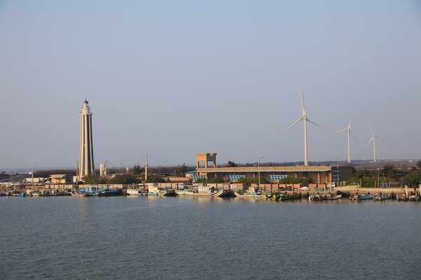 王者之弓橋：【彰化芳苑景點】王者之弓橋~藍色橋身的拱橋，能觀賞膠筏、漁船等漁港風光，夕照拍攝的熱門景點