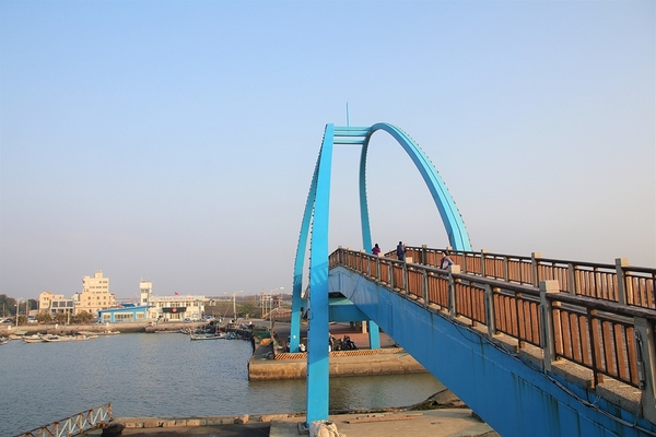 王者之弓橋：【彰化芳苑景點】王者之弓橋~藍色橋身的拱橋，能觀賞膠筏、漁船等漁港風光，夕照拍攝的熱門景點