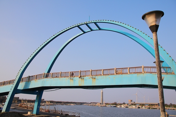 王者之弓橋：【彰化芳苑景點】王者之弓橋~藍色橋身的拱橋，能觀賞膠筏、漁船等漁港風光，夕照拍攝的熱門景點