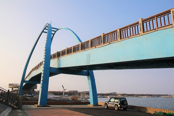 王者之弓橋：【彰化芳苑景點】王者之弓橋~藍色橋身的拱橋，能觀賞膠筏、漁船等漁港風光，夕照拍攝的熱門景點