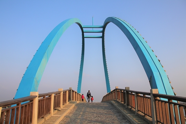 王者之弓橋：【彰化芳苑景點】王者之弓橋~藍色橋身的拱橋，能觀賞膠筏、漁船等漁港風光，夕照拍攝的熱門景點