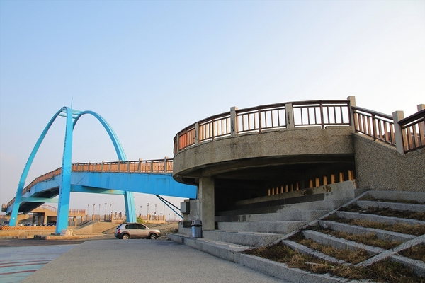 王者之弓橋：【彰化芳苑景點】王者之弓橋~藍色橋身的拱橋，能觀賞膠筏、漁船等漁港風光，夕照拍攝的熱門景點