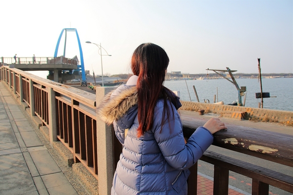 王者之弓橋：【彰化芳苑景點】王者之弓橋~藍色橋身的拱橋，能觀賞膠筏、漁船等漁港風光，夕照拍攝的熱門景點