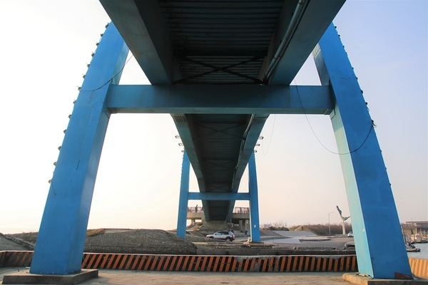 王者之弓橋：【彰化芳苑景點】王者之弓橋~藍色橋身的拱橋，能觀賞膠筏、漁船等漁港風光，夕照拍攝的熱門景點