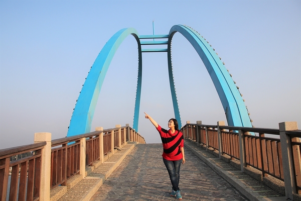 王者之弓橋：【彰化芳苑景點】王者之弓橋~藍色橋身的拱橋，能觀賞膠筏、漁船等漁港風光，夕照拍攝的熱門景點
