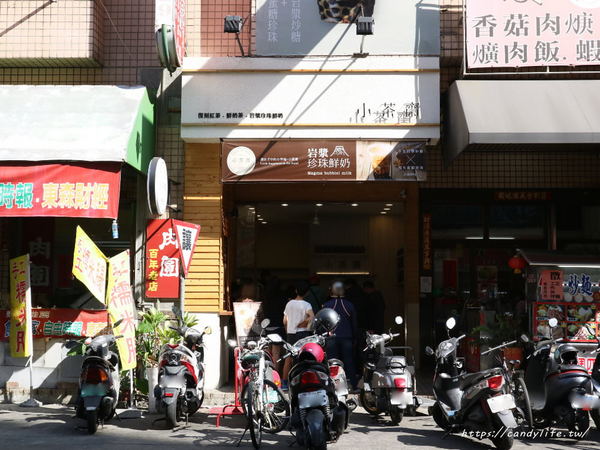 小茶齋:台中美食│小茶齋上石店〃逢甲商圈排隊美食!岩漿珍珠鮮奶好喝不死甜,許多網友大力推薦~
