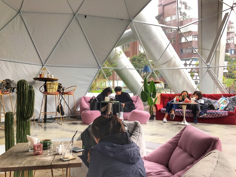 【台北｜國父紀念館站】爛醉咖啡 Drunk cafe＿隱藏版粉色系紅絲絨牛奶＿帶你秒出國不想回來的咖啡廳