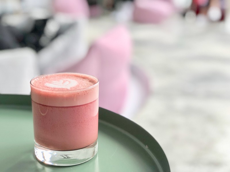 【台北｜國父紀念館站】爛醉咖啡 Drunk cafe＿隱藏版粉色系紅絲絨牛奶＿帶你秒出國不想回來的咖啡廳