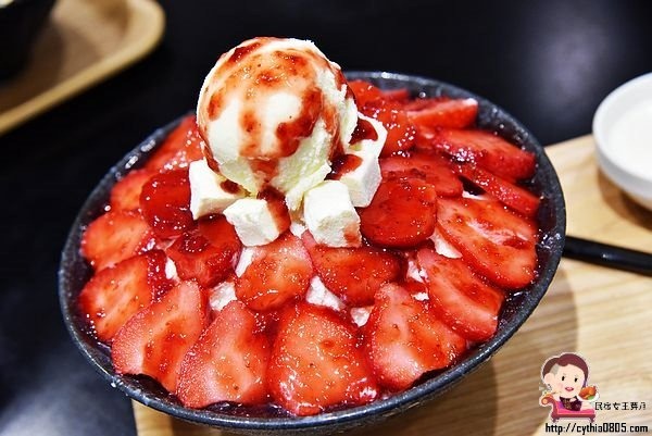 新北市林口-那間賣冰的咖啡店-超浮誇草莓雪冰好吸睛,IG上的超人氣打卡店 @民宿女王芽月-美食.旅遊.全台趴趴走