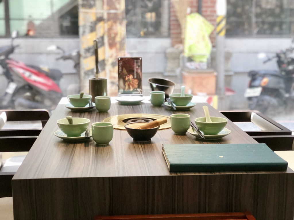 [台北中山] 饕客愛的王品青花驕麻辣鍋 / 台北捷運中山站美食／麻辣火鍋／宵夜／下午茶／青花椒