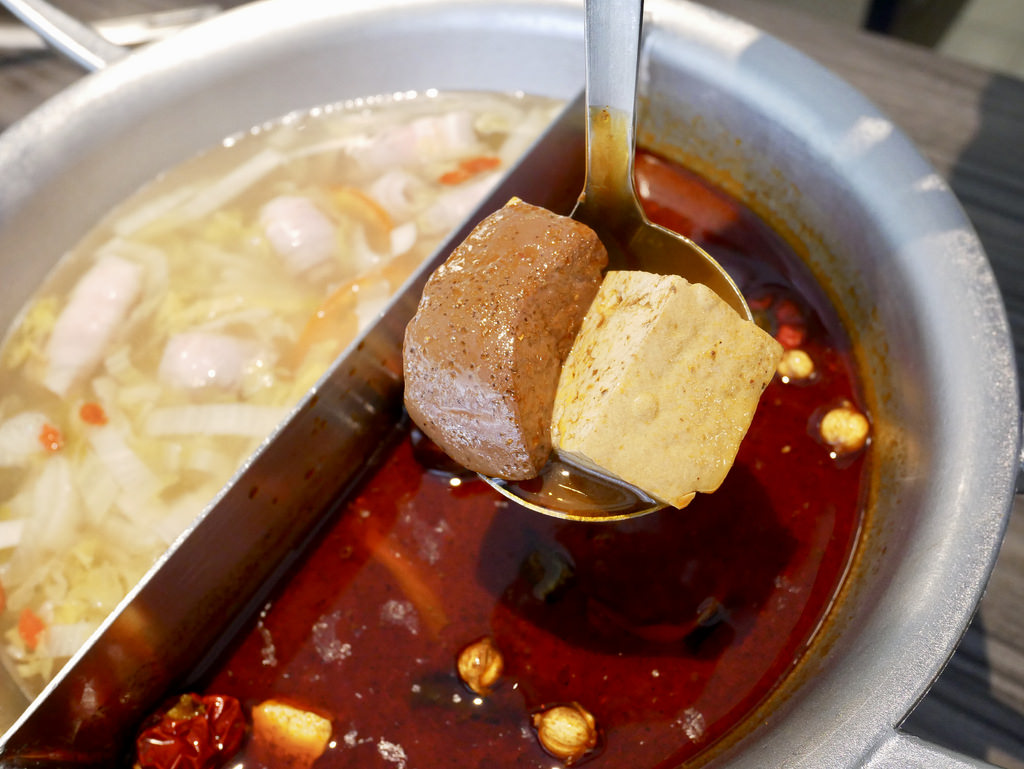 [台北中山] 饕客愛的王品青花驕麻辣鍋 / 台北捷運中山站美食／麻辣火鍋／宵夜／下午茶／青花椒