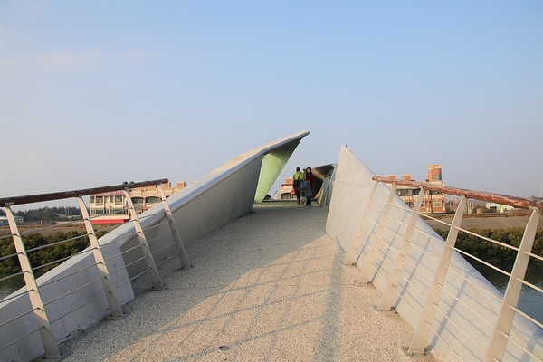 王功景觀生態橋：【彰化芳苑景點】王功景觀生態橋~橋身造型前衛，婚紗拍攝取景點，一整片自然生態的樹林