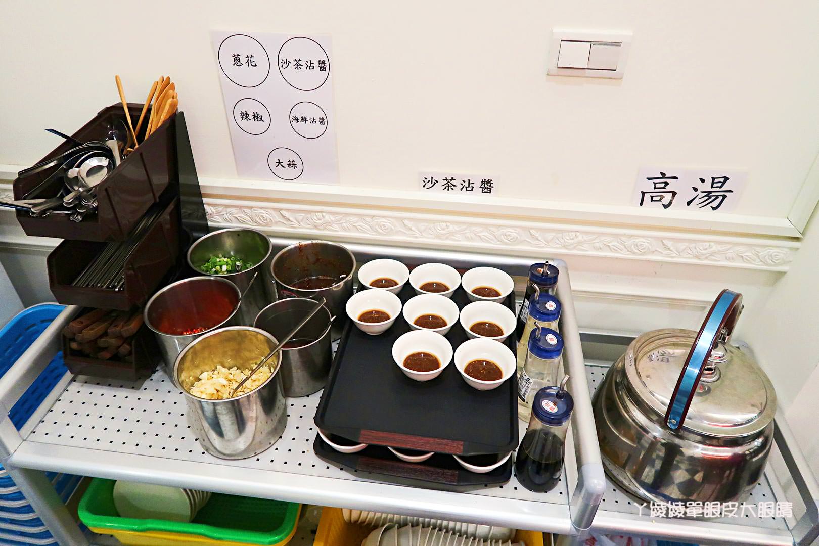 新竹宵夜美食推薦《二月牌沙茶爐》!年輕老闆服務親切,海鮮塔火鍋一鍋多重享受,內有隱藏菜單