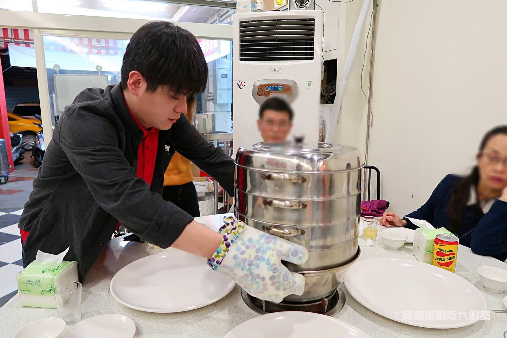 新竹宵夜美食推薦《二月牌沙茶爐》！年輕老闆服務親切，海鮮塔火鍋一鍋多重享受，內有隱藏菜單
