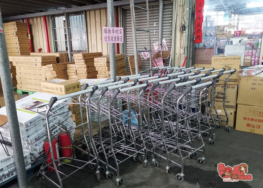 內行人都來這家！日用品.餐具.玩具.中秋烤肉用品全面批發價，不用低消就能買的批發工廠：金嘉鉎日用百貨批發全新升級2.0 - 熱血玩台南。跳躍新世界