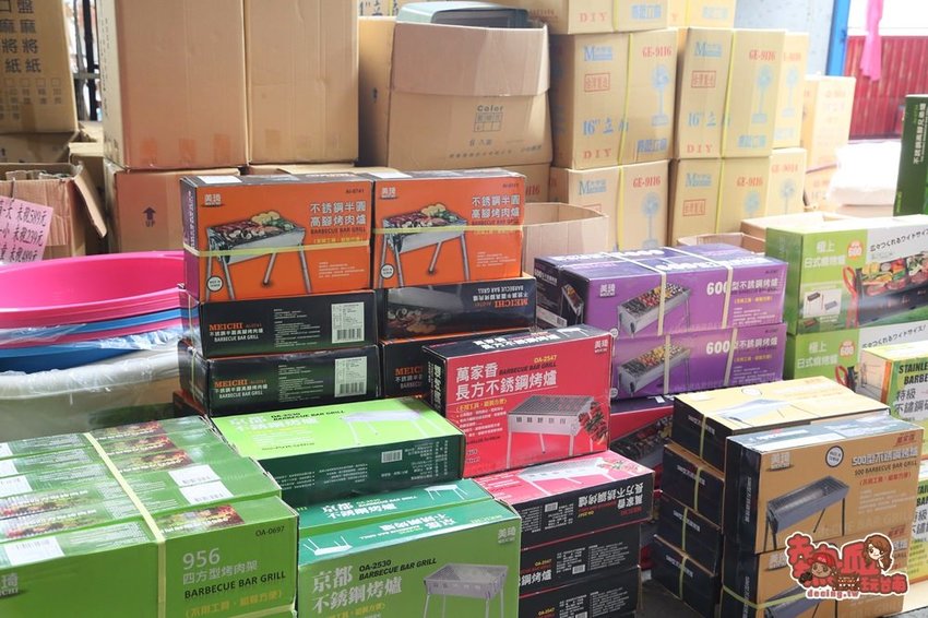 內行人都來這家！日用品.餐具.玩具.中秋烤肉用品全面批發價，不用低消就能買的批發工廠：金嘉鉎日用百貨批發全新升級2.0 - 熱血玩台南。跳躍新世界