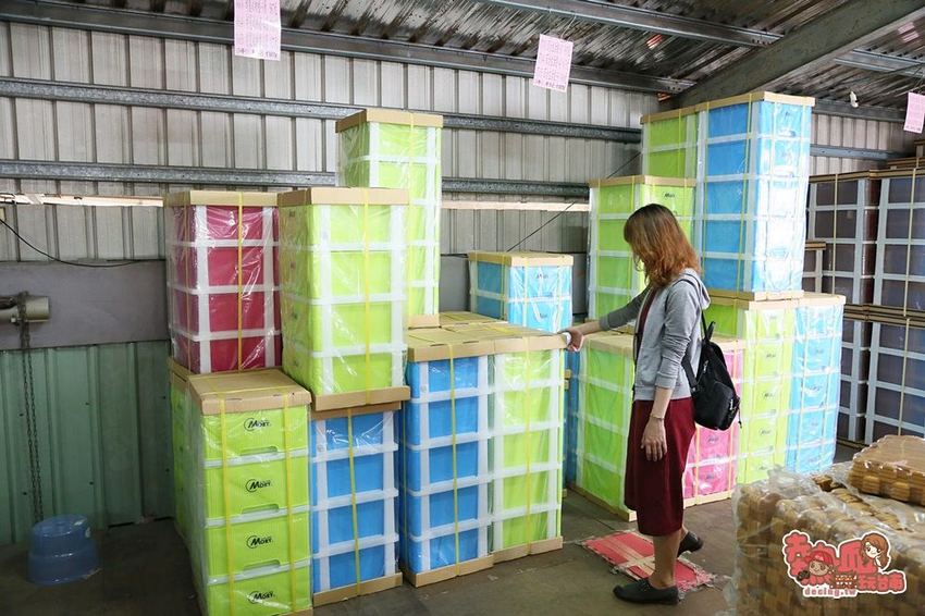 內行人都來這家！日用品.餐具.玩具.中秋烤肉用品全面批發價，不用低消就能買的批發工廠：金嘉鉎日用百貨批發全新升級2.0 - 熱血玩台南。跳躍新世界