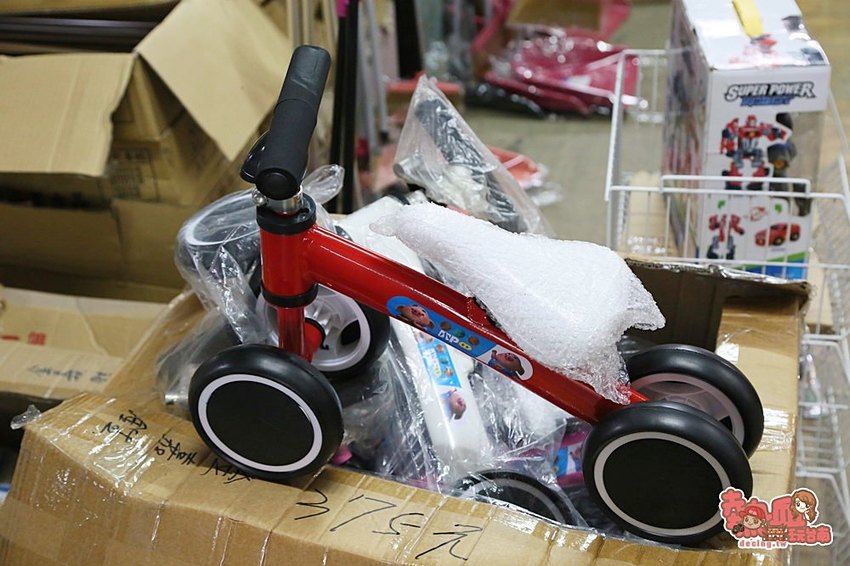 內行人都來這家！日用品.餐具.玩具.中秋烤肉用品全面批發價，不用低消就能買的批發工廠：金嘉鉎日用百貨批發全新升級2.0 - 熱血玩台南。跳躍新世界