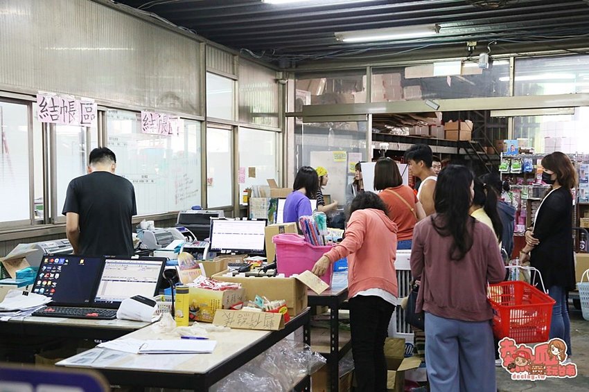 內行人都來這家！日用品.餐具.玩具.中秋烤肉用品全面批發價，不用低消就能買的批發工廠：金嘉鉎日用百貨批發全新升級2.0 - 熱血玩台南。跳躍新世界