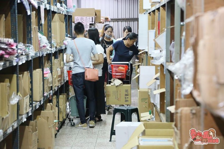 內行人都來這家！日用品.餐具.玩具.中秋烤肉用品全面批發價，不用低消就能買的批發工廠：金嘉鉎日用百貨批發全新升級2.0 - 熱血玩台南。跳躍新世界