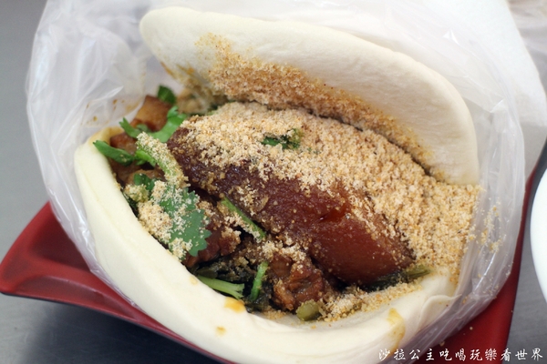 刈包:三重排隊人氣美食【無店名刈包】三重小吃/四神湯/食尚玩家介紹/尾牙刈包