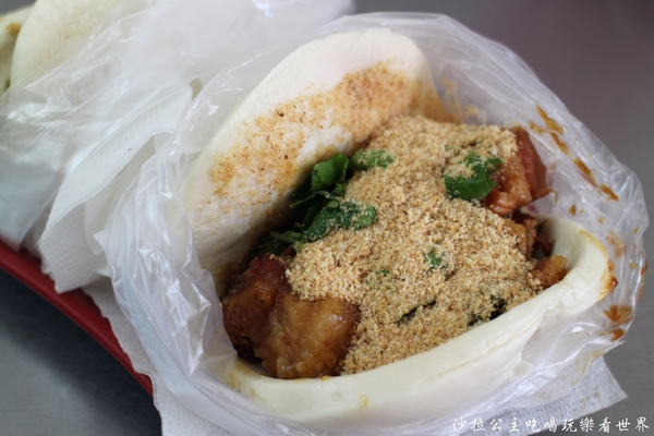 刈包:三重排隊人氣美食【無店名刈包】三重小吃/四神湯/食尚玩家介紹/尾牙刈包