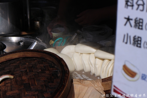 刈包:三重排隊人氣美食【無店名刈包】三重小吃/四神湯/食尚玩家介紹/尾牙刈包