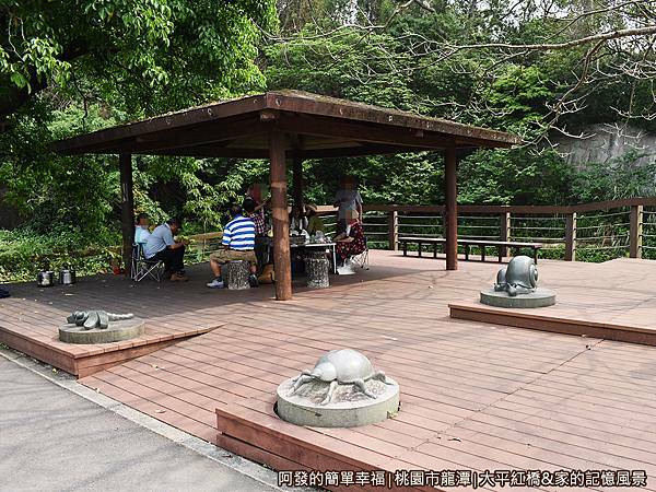 大平紅橋04-涼亭.JPG