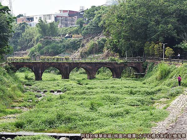 大平紅橋05-打鐵坑溪上的大平紅橋.jpg