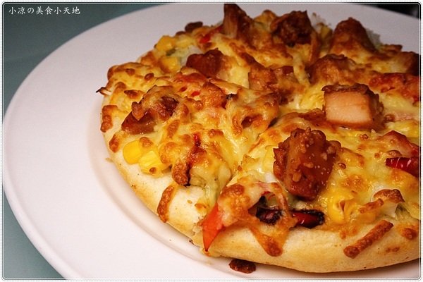 貴客披薩燒烤:台中西屯』貴客披薩燒烤║逢甲夜市必吃平價披薩、義大利麵、小資族最愛不用百元就能吃到!