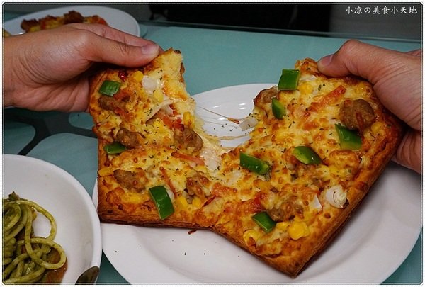 貴客披薩燒烤:台中西屯』貴客披薩燒烤║逢甲夜市必吃平價披薩、義大利麵、小資族最愛不用百元就能吃到!