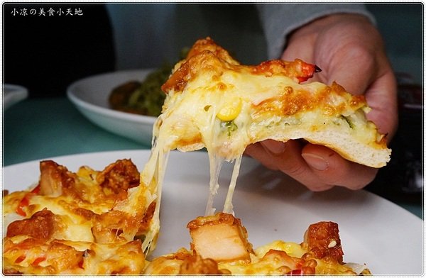 貴客披薩燒烤:台中西屯』貴客披薩燒烤║逢甲夜市必吃平價披薩、義大利麵、小資族最愛不用百元就能吃到!