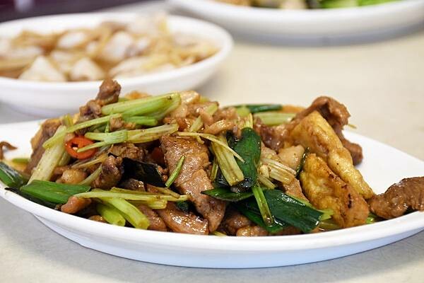 隱藏在三合院中的三義必吃美食【穎川美食館客家美食】白斬土雞真的必點~搭配桔醬超涮嘴~