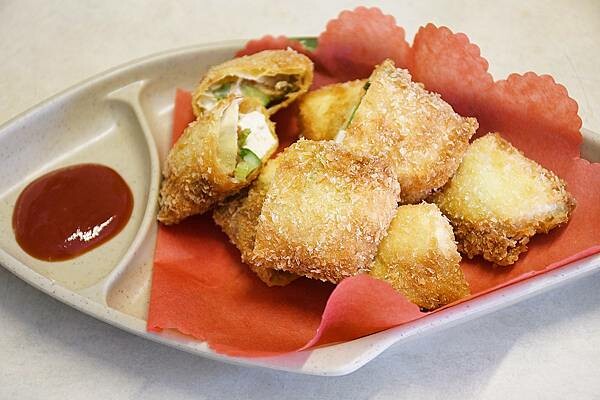 隱藏在三合院中的三義必吃美食【穎川美食館客家美食】白斬土雞真的必點~搭配桔醬超涮嘴~