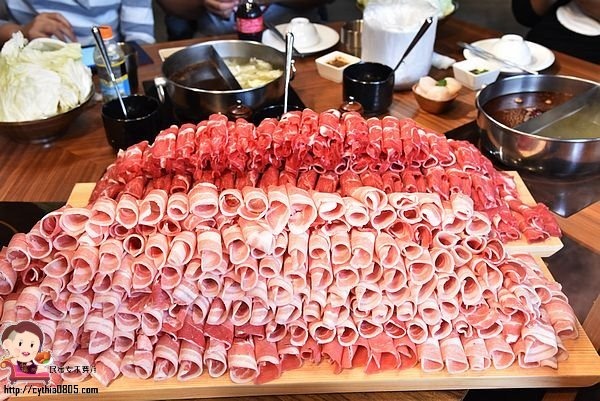 桃園中壢美食-福叄鍋物-超浮誇的240盎司大肉山,一年一次就夠了,下次要挑戰多少肉啊 @民宿女王芽月-美食.旅遊.全台趴趴走