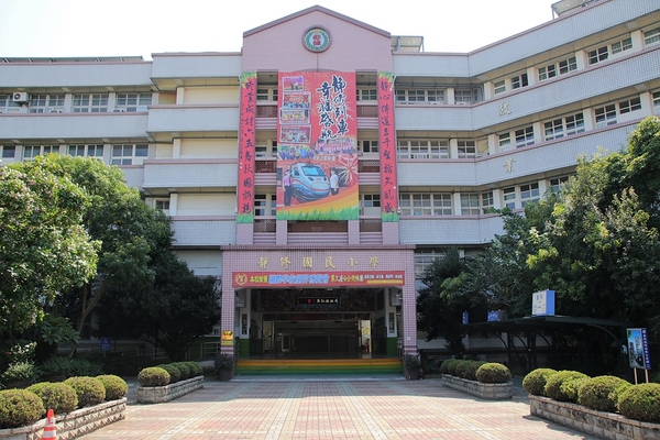 靜修國小：【彰化員林景點】靜修國民小學~靜修鐵道文化園區，3D立體火車彩繪