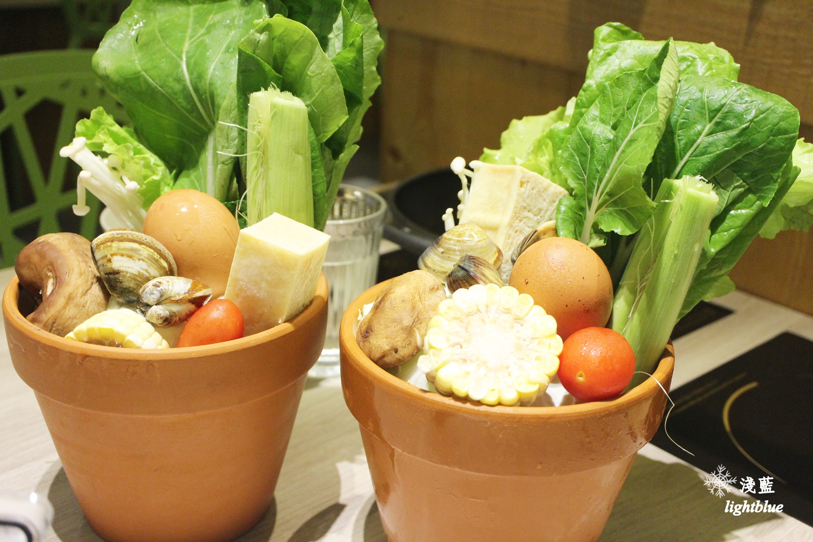 [ 南京復興站．八德路美食 ] 淺藍 × 農場餐桌鍋物料理～近東區微風百貨，費時費工的雞精湯火鍋