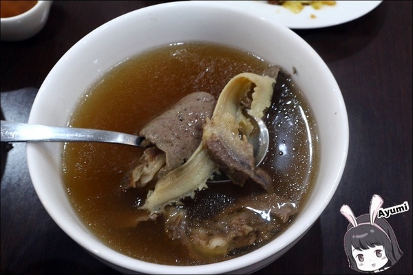 牛不牛肉湯：[食記]►台南安平區◄久違了台南新鮮美味的牛肉湯、牛肉爐專賣店－牛不牛肉湯