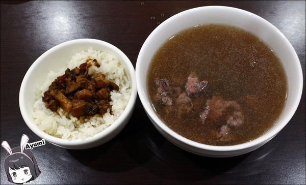 牛不牛肉湯：[食記]►台南安平區◄久違了台南新鮮美味的牛肉湯、牛肉爐專賣店－牛不牛肉湯