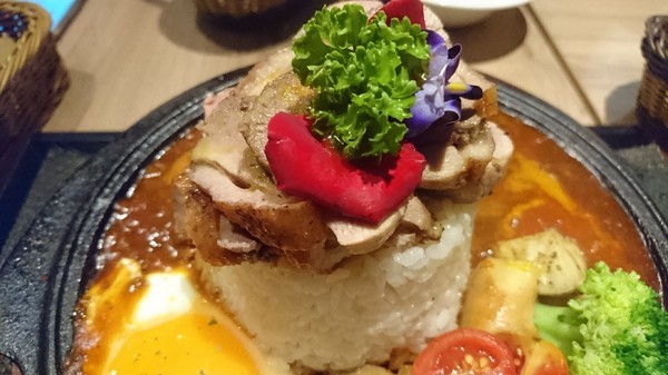 Good Partner 好夥伴咖啡(巨蛋店)：高雄巨蛋店~Good Partner 好夥伴~超浮誇7pupu火山冰與萌噠噠柴柴立體棉花糖~網美必拍雲朵造景~從頭到尾驚喜不斷~