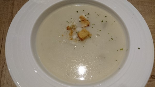 Good Partner 好夥伴咖啡(巨蛋店)：高雄巨蛋店~Good Partner 好夥伴~超浮誇7pupu火山冰與萌噠噠柴柴立體棉花糖~網美必拍雲朵造景~從頭到尾驚喜不斷~